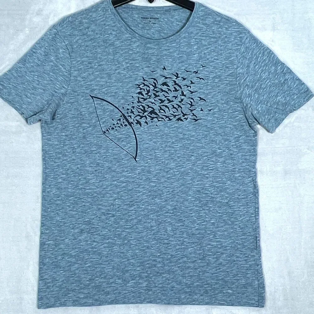 Banana Republic Men’s Soft Graphic Tee Sz Medium Blue Gray Bow & Birds Print